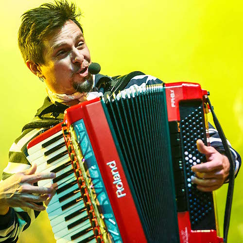 Márió a harmonikás